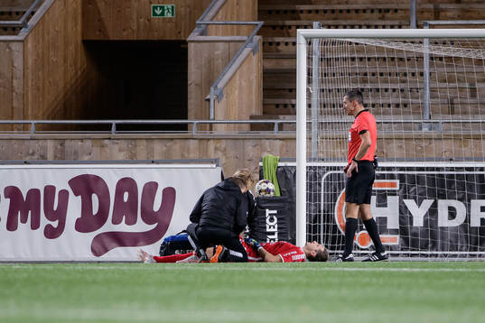 Sirius målvakt David Mitov Nilsson får vård