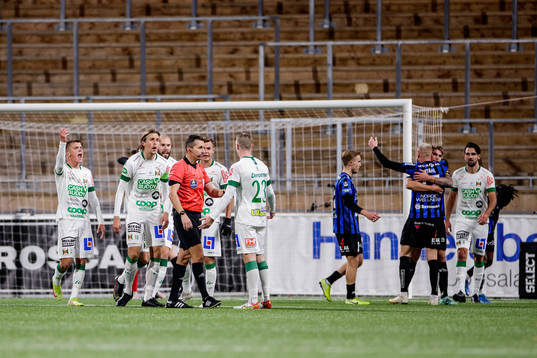 Varbergs Joakim Lindner reagerar mot domare Bojan Pandzic