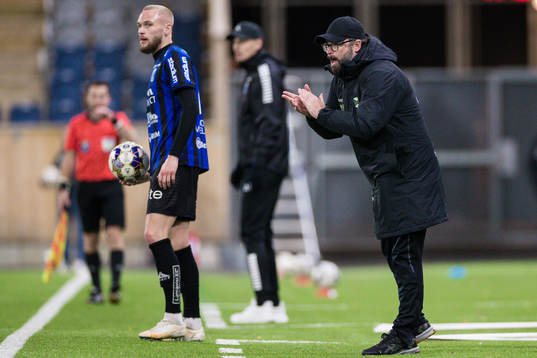 Varbergs tränare Joakim Persson reagerar