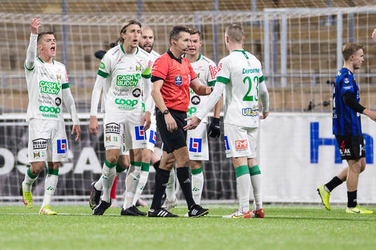 Varbergs Victor Karlsson och Joakim Lindner reagerar mot