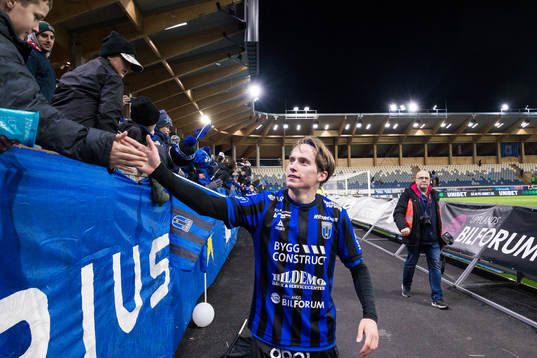 Sirius Laorent Shabani jublar med supportrar