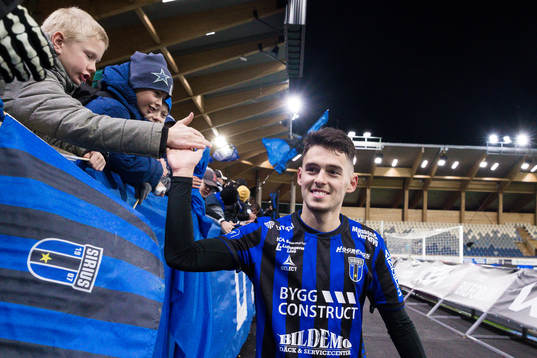 Sirius Laorent Shabani jublar med supportrar