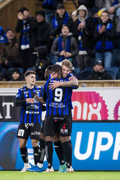 Sirius Marcus Mathisen jublar med Christian Kouakou