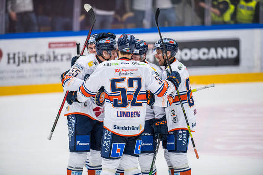 Växjö Richard Gynge jublar med lagkamrater