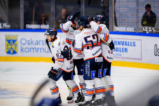 Växjös spelare jublar med Robert Rosén
