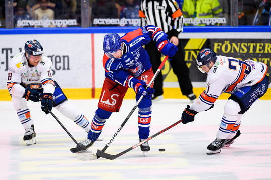 Oskarshamns Joakim Thelin i en kamp mot Växjös Ludvig
