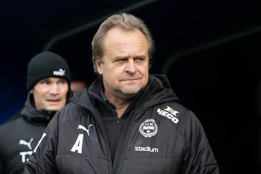 Värnamos tränare Jonas Thern innan fotbollsmatchen i