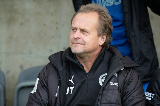 Värnamos tränare Jonas Thern innan fotbollsmatchen i
