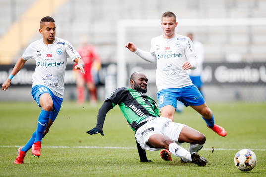 Värnamos Erick Brendon och Oscar Johansson i en kamp mot
