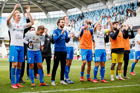 Värnamos spelare jublar