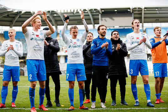 Värnamos spelare jublar
