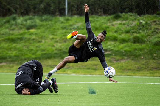 Häckens målvakt Jonathan Ursin Rasheed och Franklin Tebo