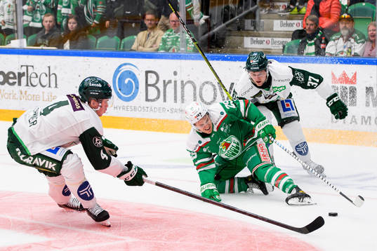 Rögles Tyler Kelleher i en kamp mot Färjestads Oscar