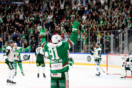 Rögles Adam Tambellini jublar