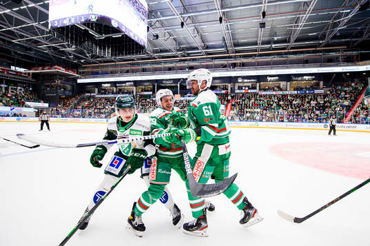 Färjestads Linus Johansson i en kamp mot Rögles Tyler