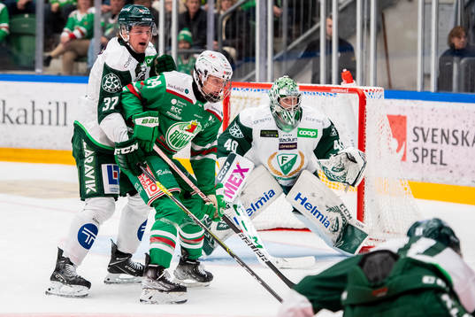 Färjestads Adam Ginning  och Rögles Marco Kasper framför