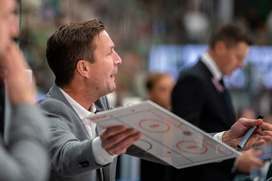 Färjestads tränare Johan Pennerborn reagerar