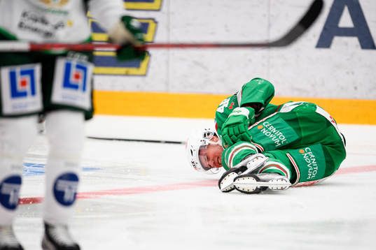 Rögles Oskar Stål Lyrenäs har ont