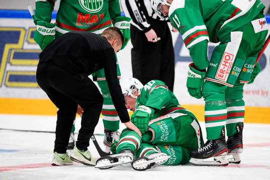 Rögles Oskar Stål Lyrenäs har ont