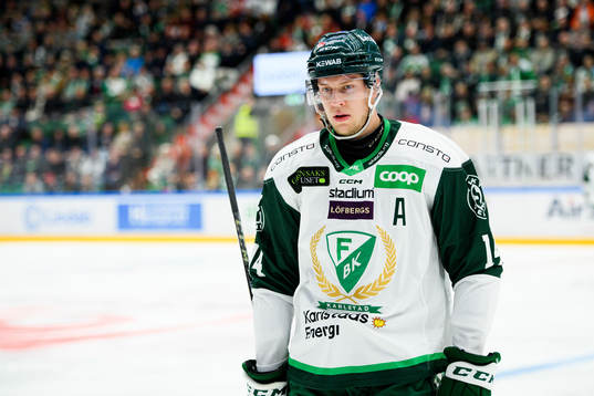 Färjestads Victor Ejdsell lämnar isen