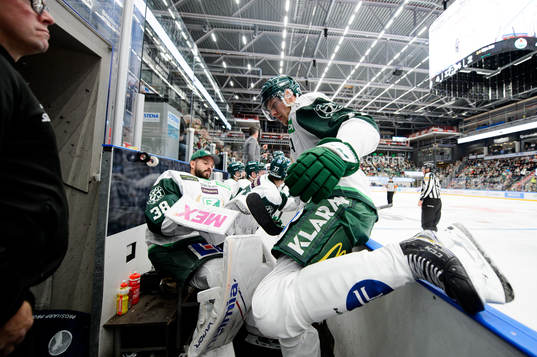 Färjestads Victor Ejdsell lämnar isen