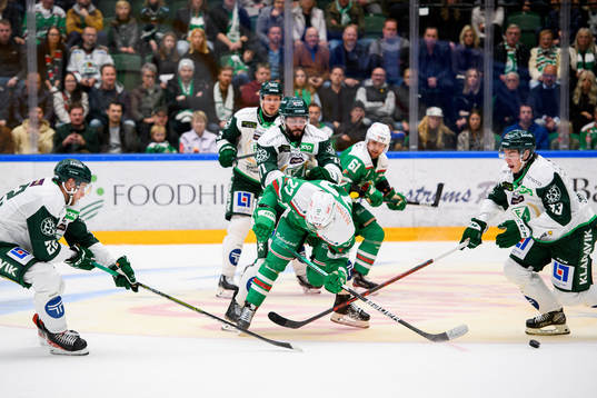 Färjestads Jesse Virtanen och Rögles Linus Sjödin