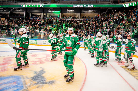Rögles Mattias Sjögren jublar med lagkamrater