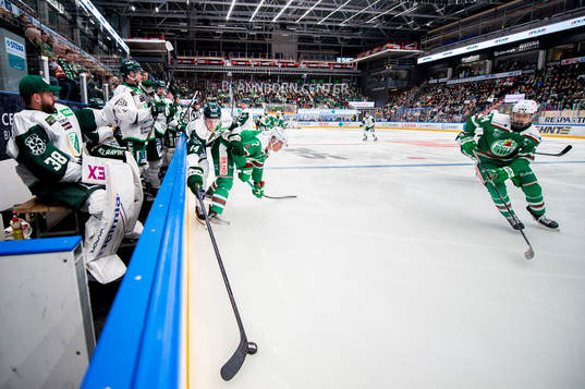 Färjestads Victor Ejdsell blir tacklad av Rögles Erlend