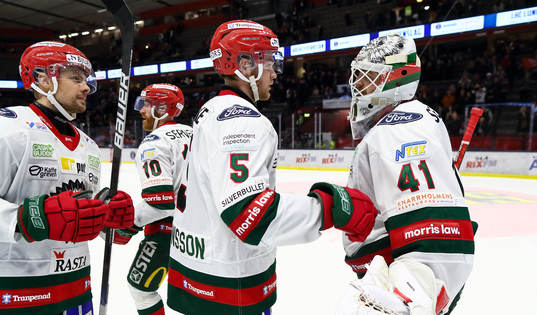 Frölundas Filip Johansson tackar målvakt Niklas Rubin