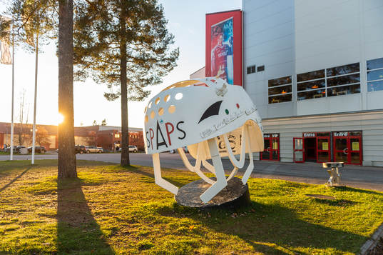 Spapshjälmen utanför NHC Arena