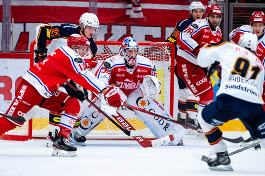 Djurgårdens Linus Andersson och Timrås målvakt Sami