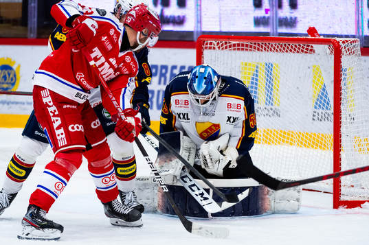Timrås Albin Lundin och Djurgårdens målvakt Mantas