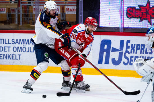 Djurgårdens Linus Videll och Timrås Robin Hanzl