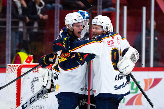 Djurgårdens Ludvig Hedström och Linus Andersson jublar