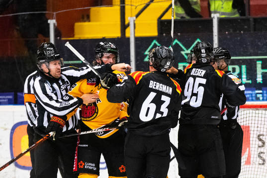 Brynäs Julius Bergman och Nick Olesen bråkar med
