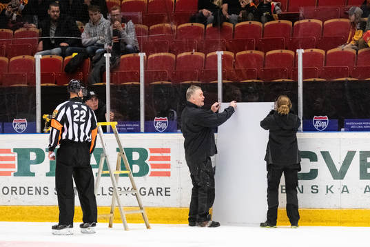 Vaktmästarna lagar ett plexiglas