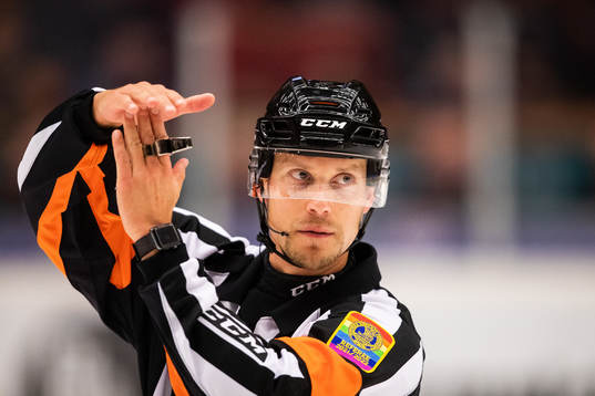 Domare Andreas Harnebring gör tecken för time-out