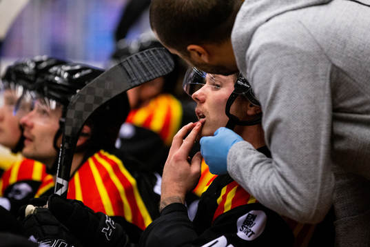 Brynäs Nick Olesen har ont