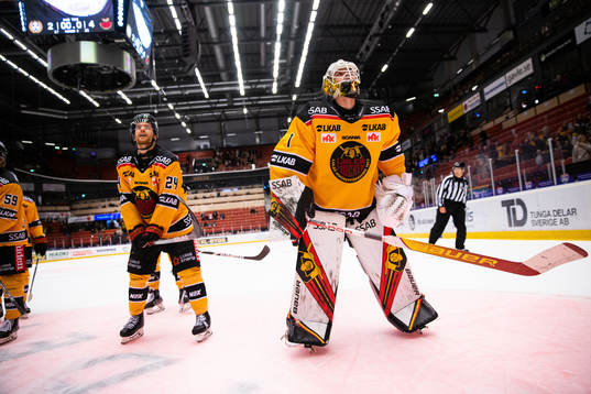 Luleås målvakt Jesper Wallstedt jublar