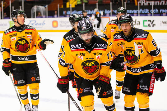 Luleås Linus Fröberg jublar med lagkamrater