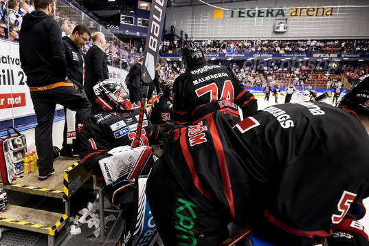 Örebros målvakt Jhonas Enroth deppar  i båset