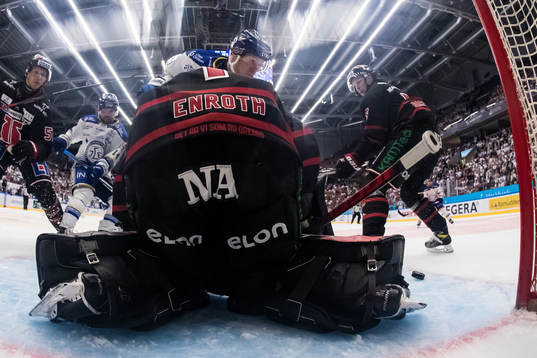 Leksands Carter Ashton framför Örebros målvakt Jhonas