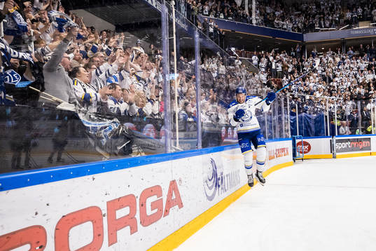 Leksands Patrik Norén  jublar med fansen
