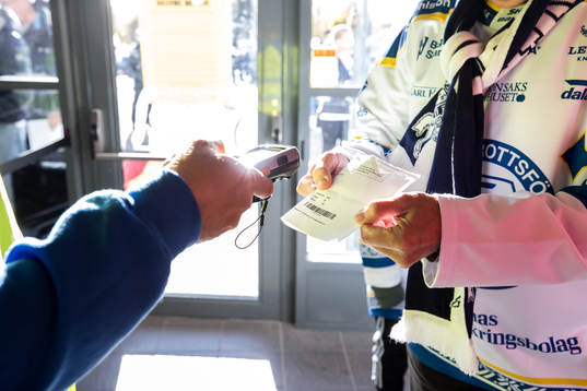 Biljettkoll innan ishockeymatchen i SHL mellan Leksand och
