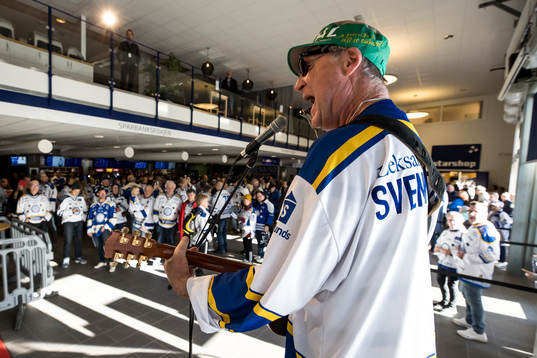 Svenne Rubin underhåller innan ishockeymatchen i SHL