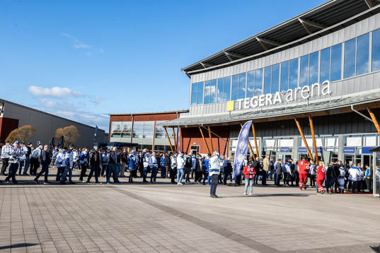 Långa köer utanför Tegera Arena innan ishockeymatchen i