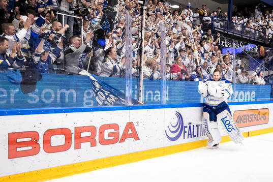 Leksands målvakt Kasimir Kaskisuo jublar med fansen