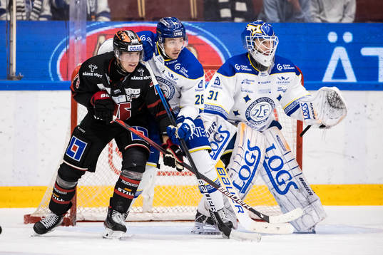 Örebros Oliver Eklind och Leksands Patrik Norén framför
