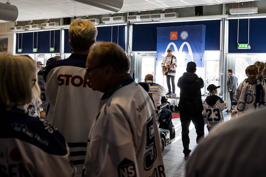 Svenne Rubin underhåller i foajén innan ishockeymatchen i