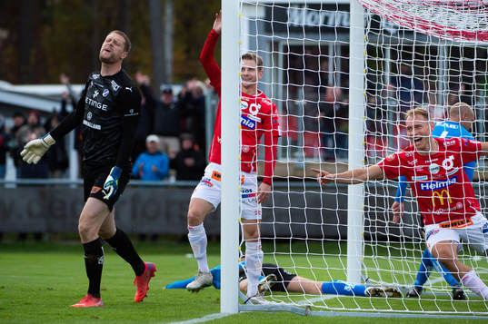 Halmstads målvakt Malkolm Nilsson Säfqvist och Degerfors
